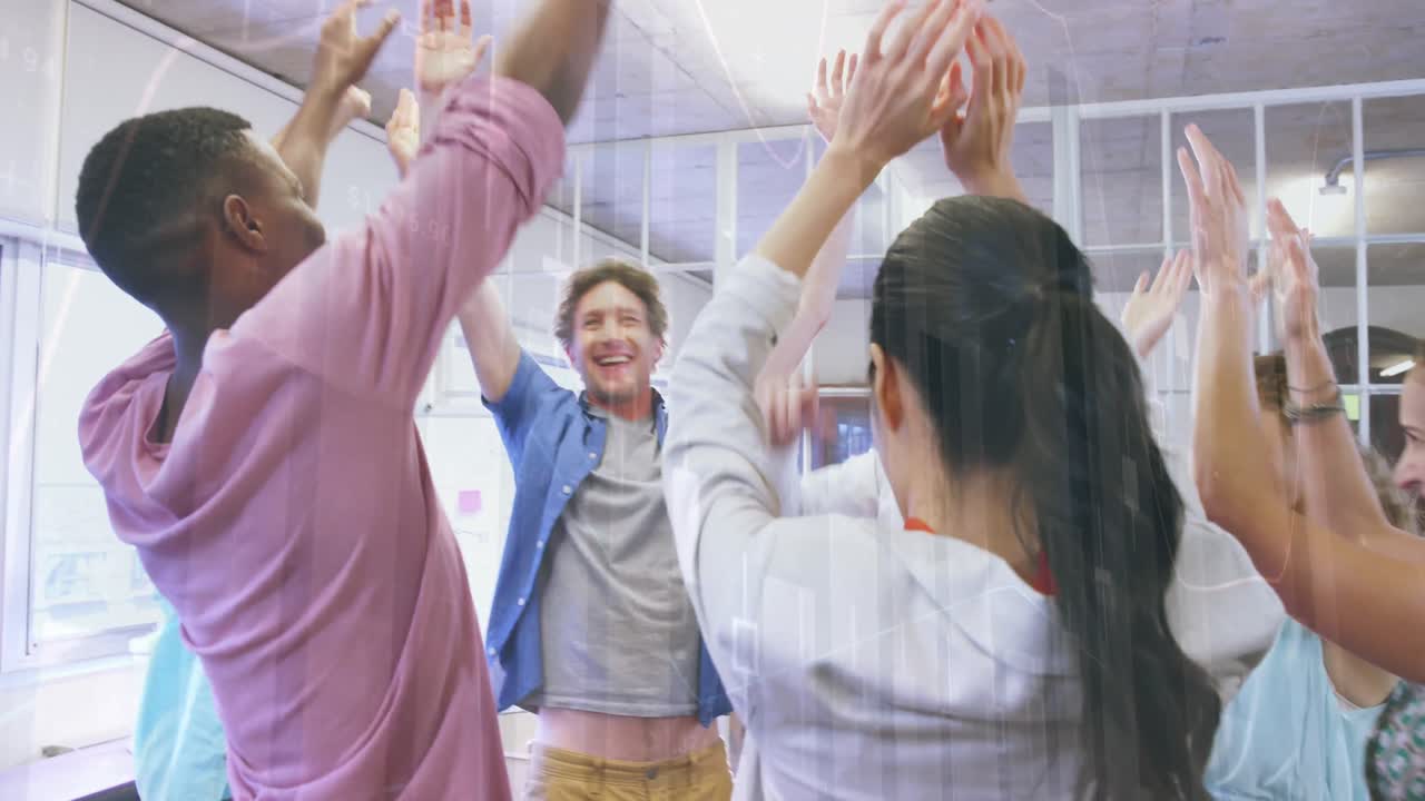 사무실에서 다양한 사업가들에 대한 금융 데이터 처리의 활성화