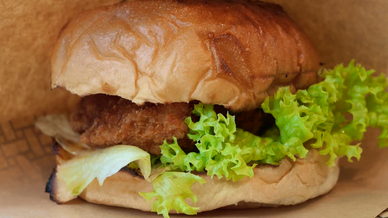hamburguesa de carne en una caja para llevar en la mesa