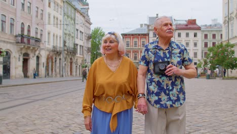 Pareja-De-Turistas-Con-Estilo-Senior-Hombre,-Mujer,-Abuela,-Abuelo-Caminando-Por-La-Calle-En-El-Casco-Antiguo