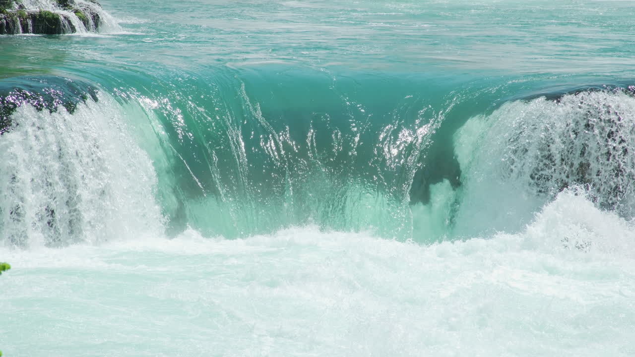 푸른 열대 우림 에 있는 순수 한 야생 강 의 폭포