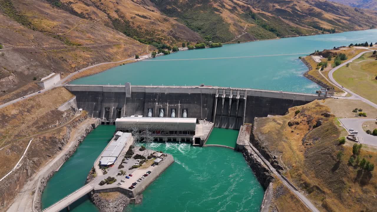 vista aérea de la presa hidroeléctrica de clyde en el río clutha en nueva zelanda