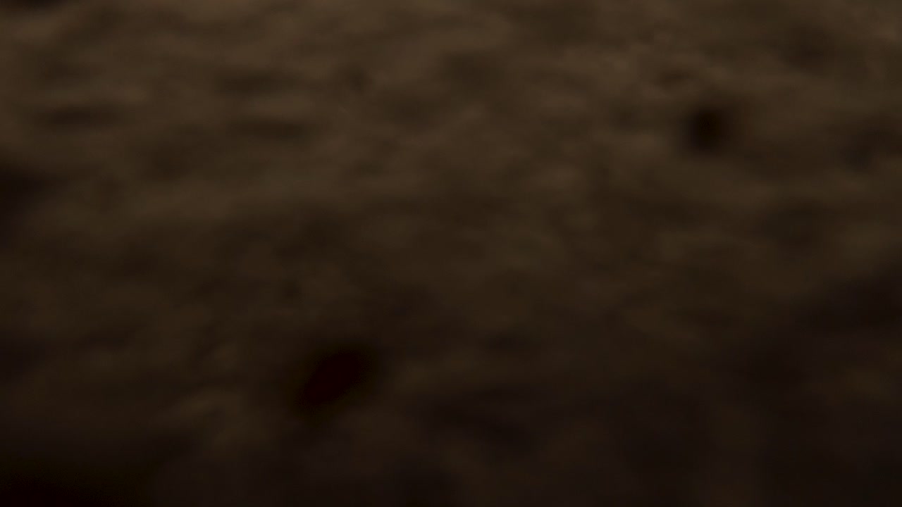 작은 파도가 해변에서 이 많은 날에 카메라에 직접 부히고 있습니다.