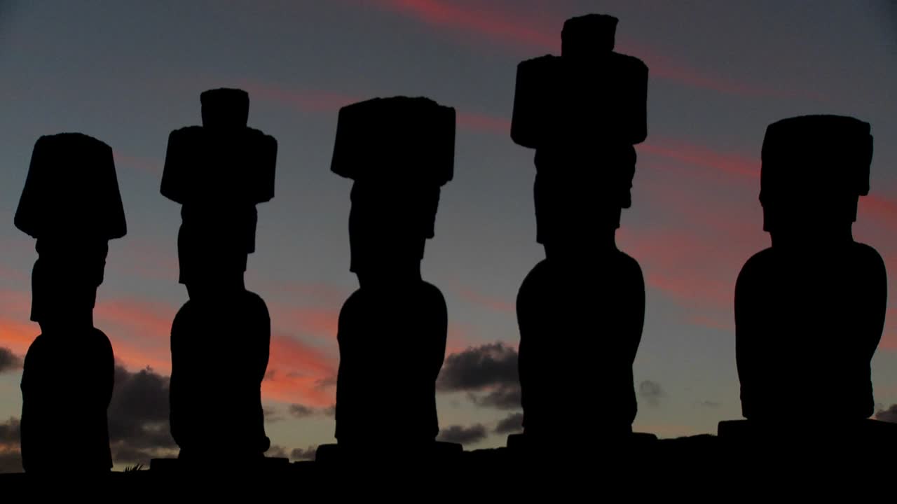 이스터 섬 조각상 뒤로 해가 진다