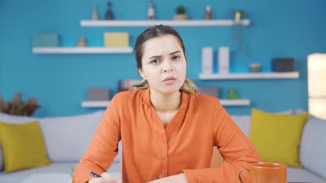 joven empresaria que trabaja en una oficina en casa confundida y pensativa.