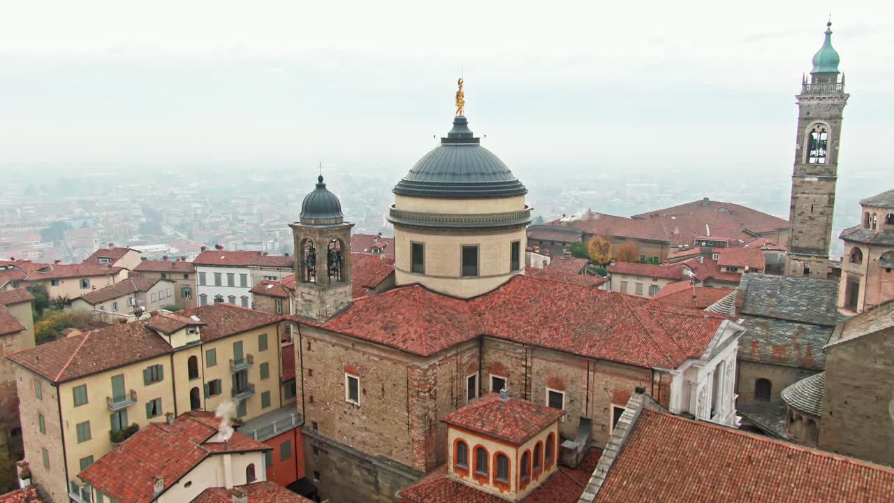 영화적인 드론이 올라와서 시타 알타와 베르가모의 놀라운 아름다움을 드러내기 위해 아래로 향합니다.