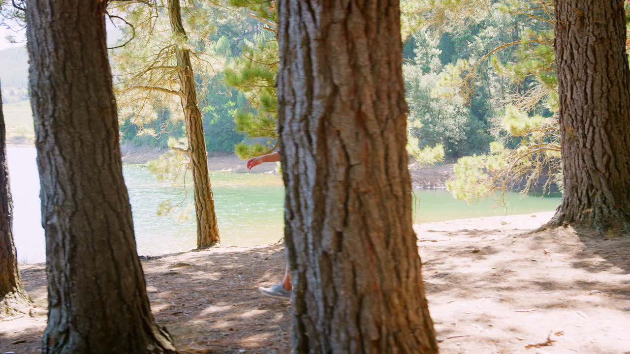 pareja en una caminata por el campo caminando por el bosque junto al lago