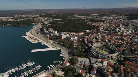 Antenne-Der-Arena-Und-Des-Jachthafens-Von-Pula-Mit-Bergen-Im-Hintergrund