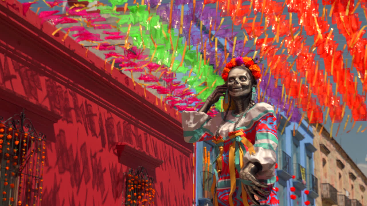Vivaci banner di papel picado incorniciano una figura dettagliata di Catrina lungo una vivace parete festiva, statica media