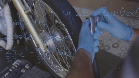 animación de ecuaciones matemáticas con un hombre reparando la rueda de su motocicleta