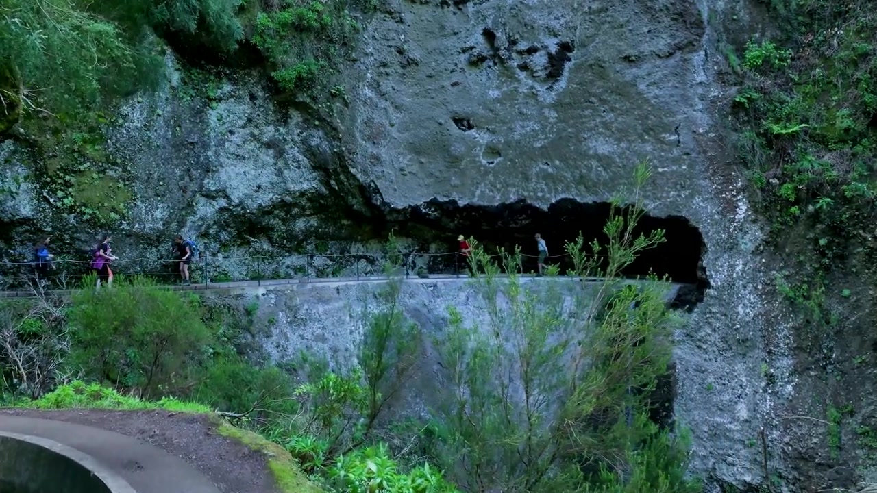 Grupo de Caminhantes Percorrendo o Trilho da Levada na Madeira