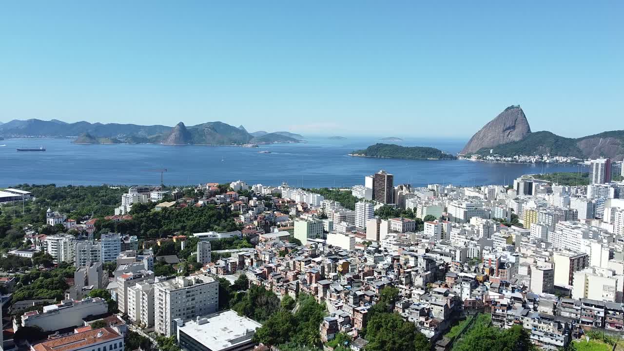 favela, edificios, mar y pao de acucar en el fondo - paisaje de luz diurna por avión no tripulado en río de janeiro