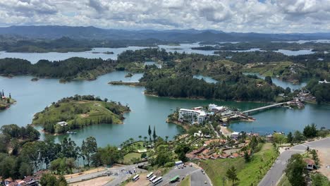 Guatape-Felsenblick-Auf-Den-See-Und-Den-Inselkomplex