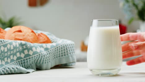 un vaso de leche con pan