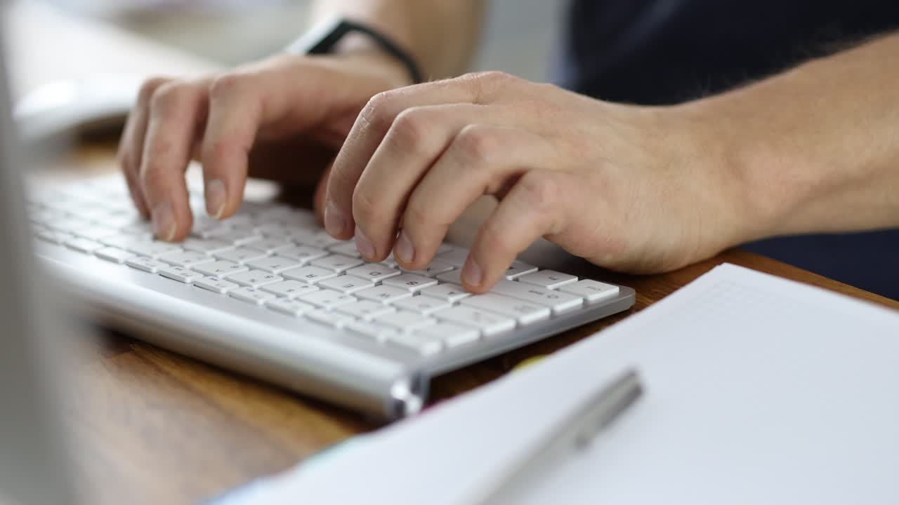 las manos escribiendo en un teclado de computadora