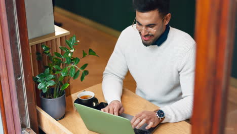 Computadora-Portátil,-Sonrisa-De-Café-Y-Hombre-De-Negocios-Escribiendo