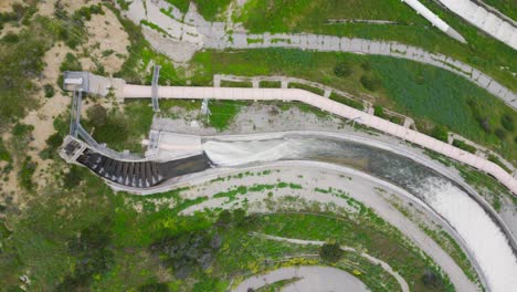drones aéreos lapso de tiempo de una vista de arriba hacia abajo de los ángeles acueducto cascadas de liberación de agua para controlar la inundación después de la tormenta salir de la sequía