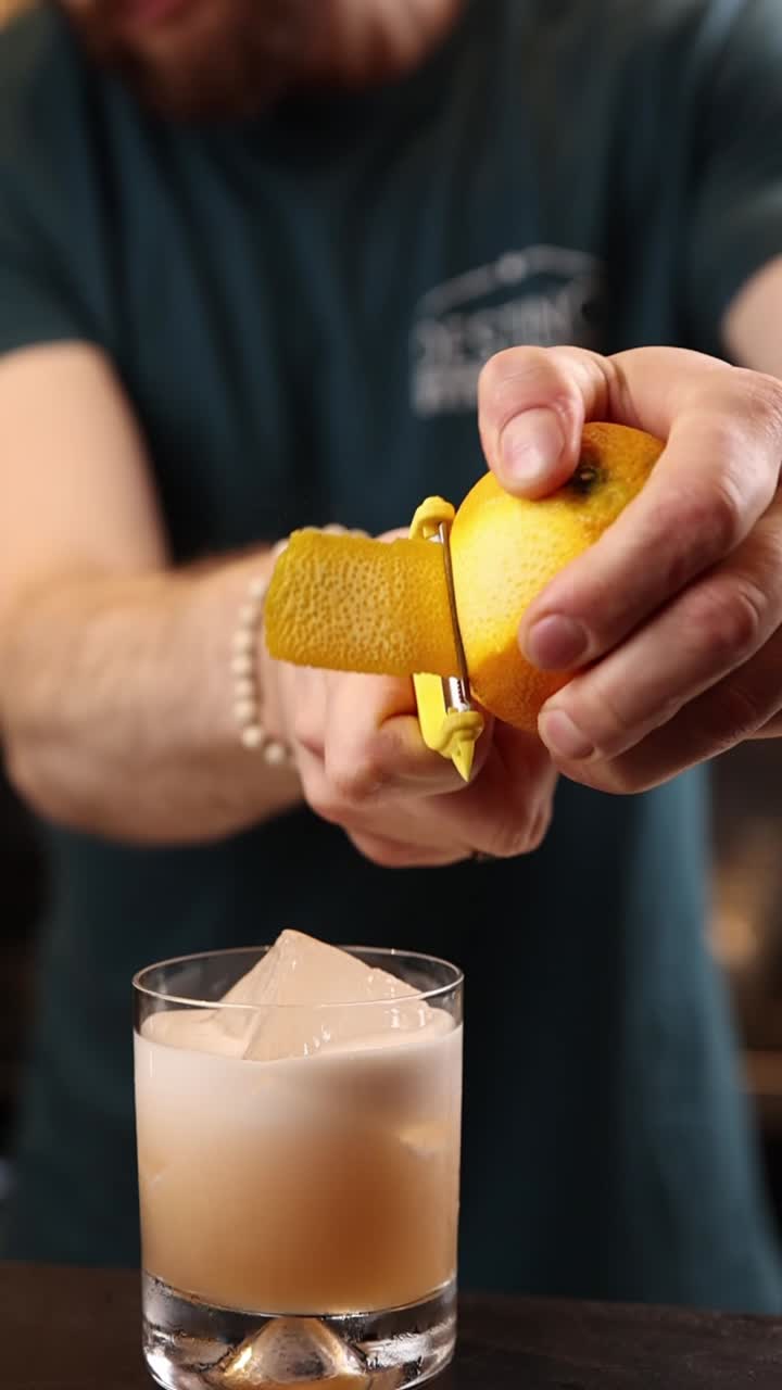 Preparando un cóctel con piel de naranja