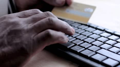 hacer una compra en línea con una tarjeta de crédito en su computadora portátil almacen de metraje de video