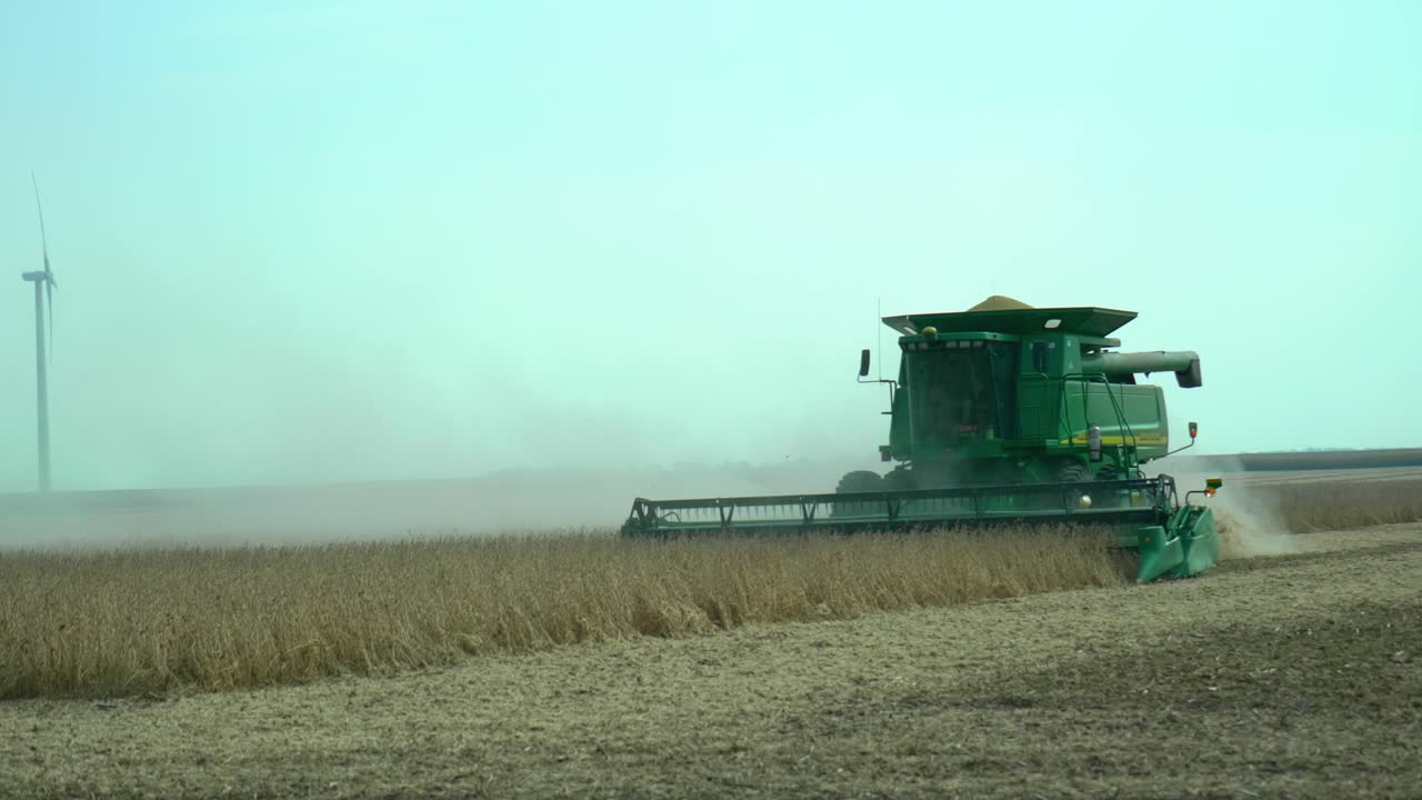 combine el vaciado de maíz en un vagón de barrena en un día de cosecha de otoño