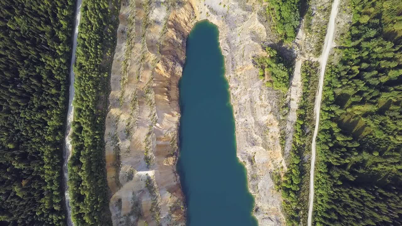 vista aérea de una cantera con un lago