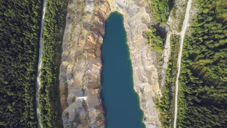 vista aérea de una cantera con un lago