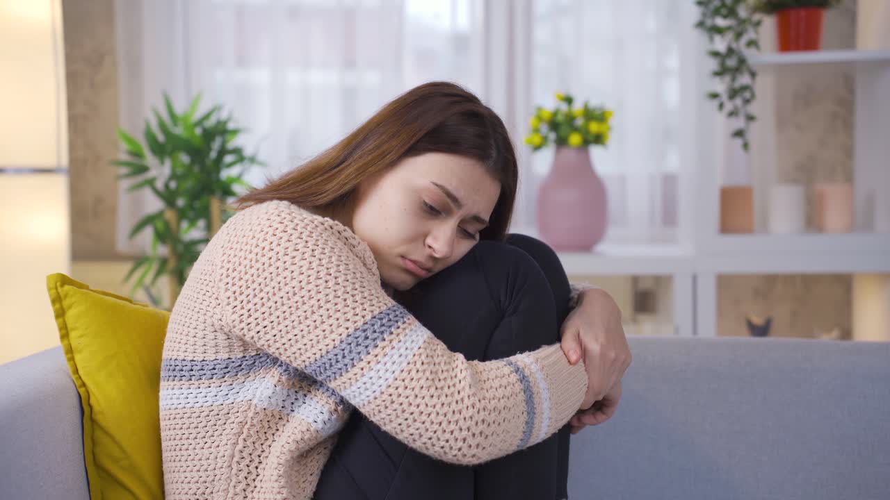 집에서 혼자 있고 우울한 젊은 여성, 불행으로 고통받는 사려 깊은 젊은 여성.