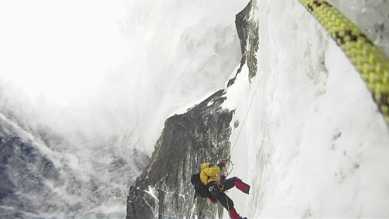 산악인은 강한 바람 속으로 올라간다
