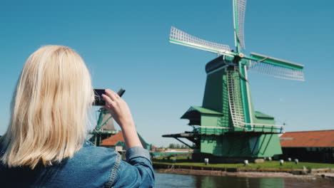 Frau-Macht-Fotos-Von-Windmühlen