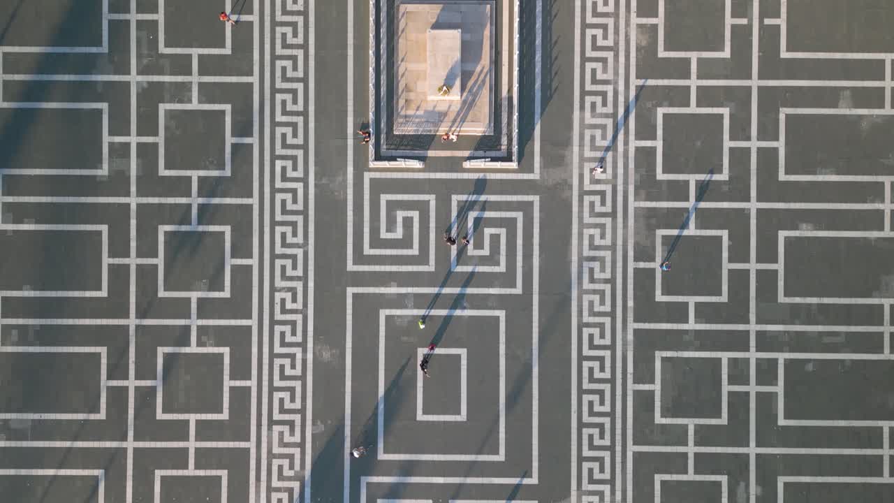 vista aérea de arriba hacia abajo de la plaza de los héroes en budapest