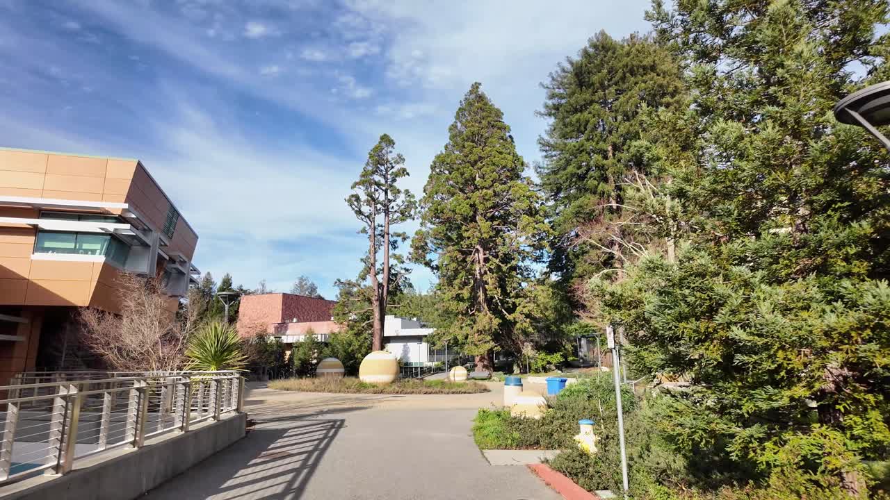 Un paseo por el campus del College of Marin destaca plazas soleadas, zonas de estudio tranquilas y fondos escénicos de colinas que confieren al recinto un ambiente relajado y acogedor.