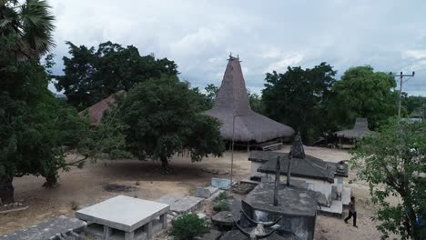 The-best-attraction-that-tourists-may-find-in-Praijing-Megalithic-Village-is-definitely-Uma-Bokulu-or-traditional-houses-of-Sumba-Island