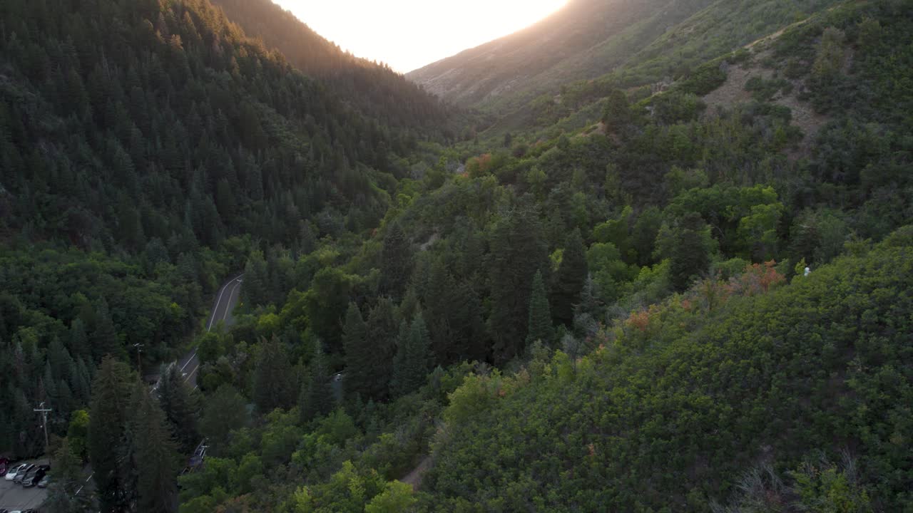 cielo del atardecer sobre la cresta de la montaña en el cañón millcreek, salt lake city, utah
