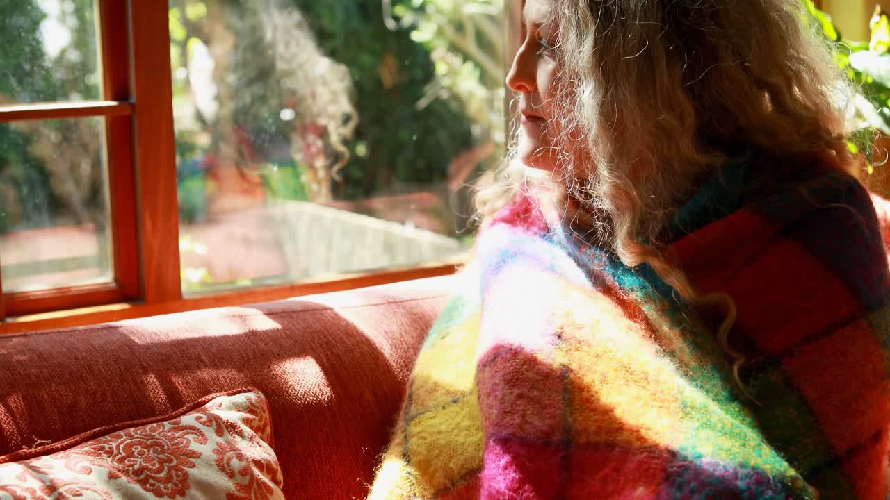 집의 창문을 통해 바라보는 성숙한 여성 4k