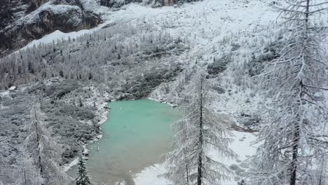 Toma-De-Drones-Del-Hermoso-Lago-Glacial-Azul,-Lago-Di-Sorapiss,-Dolomitas,-Italia-En-Invierno