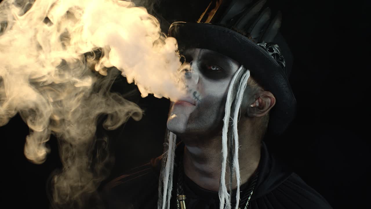 hombre espeluznante con maquillaje de esqueleto. tipo exhalando cigarrillo fumando de su boca y sonriendo