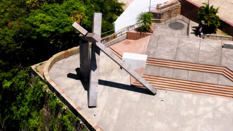 vista aérea do monumento da cruz caida e da cidade em torno, salvador, bahia, brasil