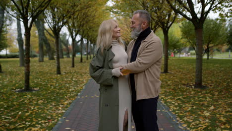 Pareja-Romántica-De-Pie-En-Plena-Felicidad-Con-Follaje-En-El-Fondo.