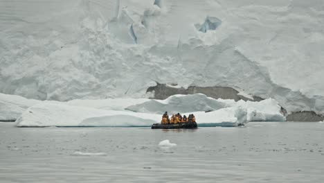 Mirada-De-Ráfaga-Al-Flotador-De-Hielo-Y-Al-Impresionante-Glaciar-En-La-Costa