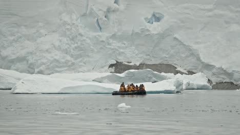 vista de la ráfaga de hielo flotante e impresionante glaciar en la costa