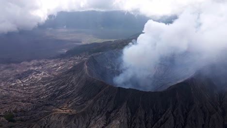 cono de ceniza volcánico activo en la isla indonesia de java, monte bromo rápidamente eruptivo ligero a moderado explosivo