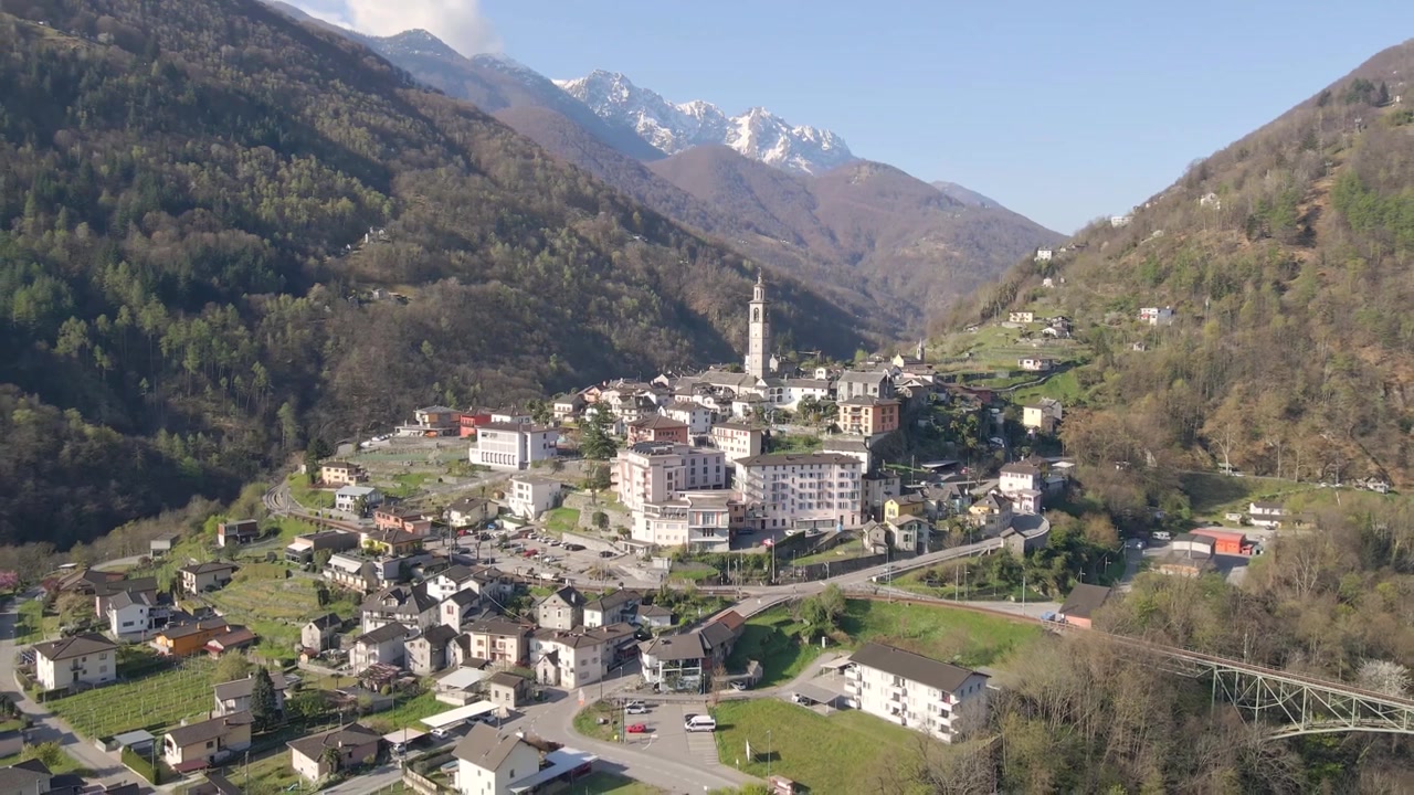 Intragna, ein charmantes Dorf eingebettet in die malerische Centovalli-Region im Tessin, Schweiz, zeigt seine traditionelle Architektur, umgebende Berge und Grünflächen, Drohnenaufnahme, die sich entfernt