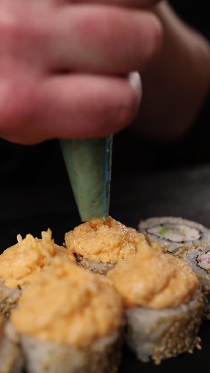 el chef preparando rollos de sushi