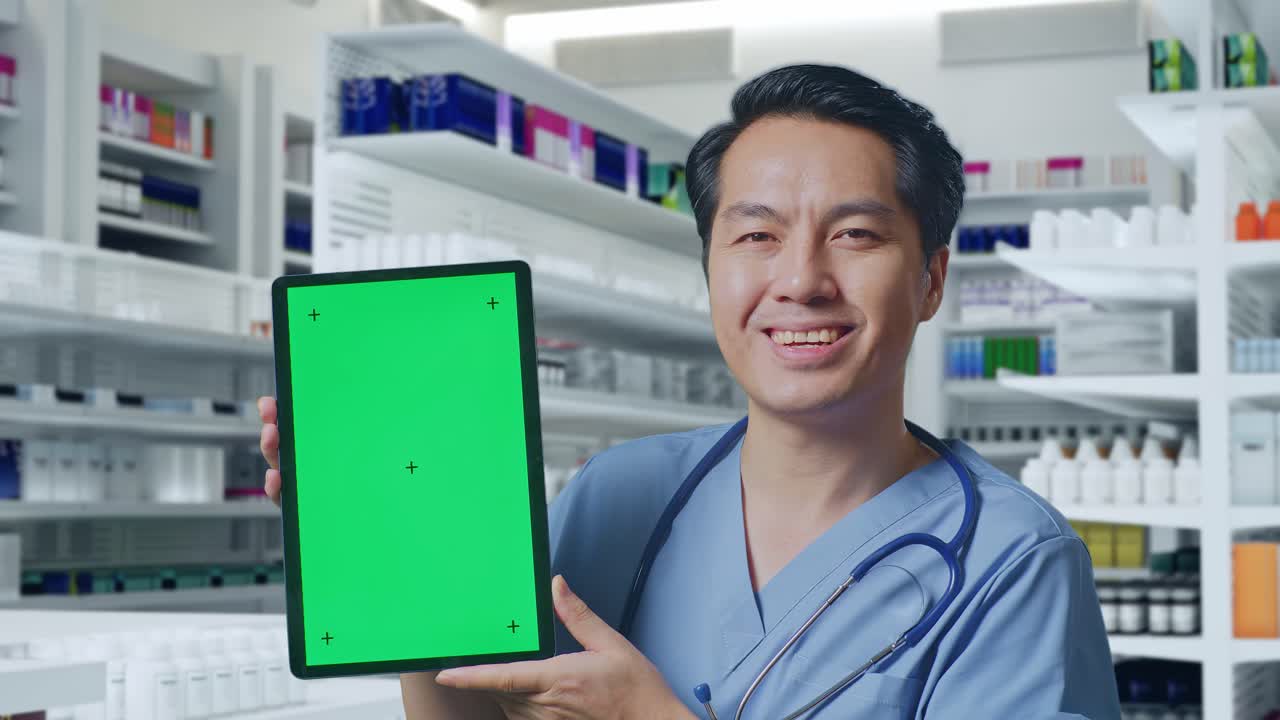 의사가 약국에서 태블릿을 보여줍니다.