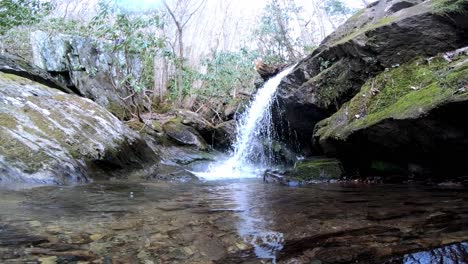 Wasser-|-Unterwasser-Nach-Oben-Kippen,-Um-Wasserfall-In-Den-Appalachen-Freizulegen-|-4k