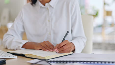 Manos-Escribiendo,-Cuaderno-Y-Mujer-En-Inicio