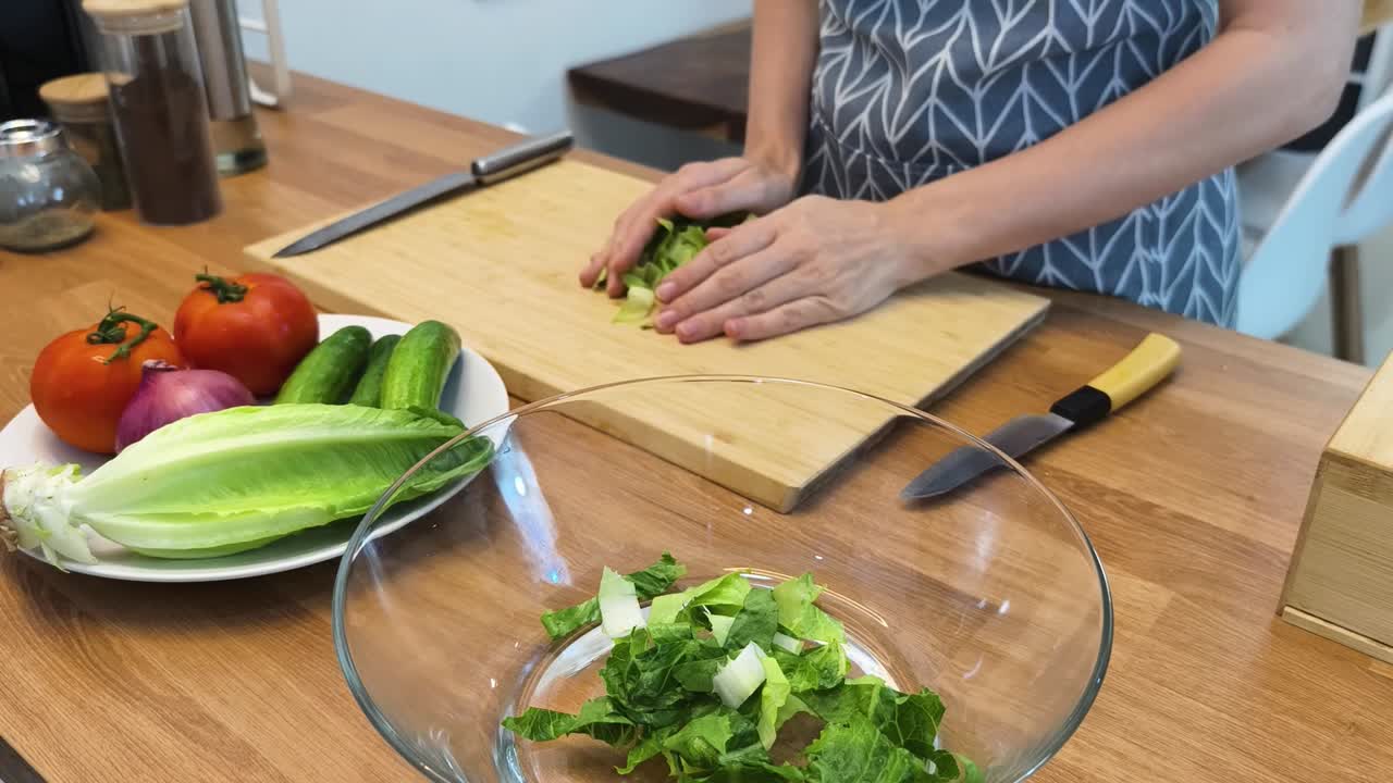 mujer preparando una ensalada fresca