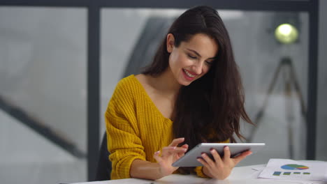 Mujer-Joven-Relajándose-Con-Tableta-En-El-Lugar-De-Trabajo