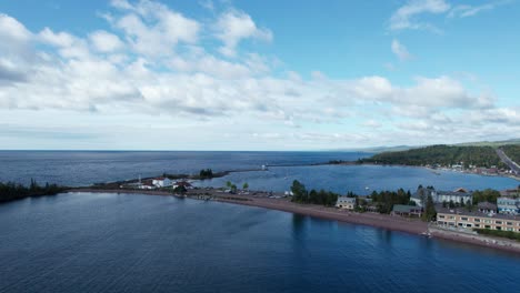 tomada de avión no tripulado del puerto en grand marais en el verano en un día soleado