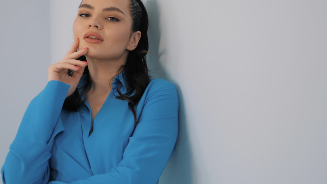 una mujer con una elegante camisa azul.