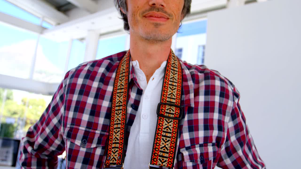 un fotógrafo de pie con una cámara en un estudio de fotos 4k